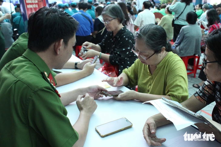 Phường Nhiêu Lộc, TP.HCM đưa chuyển đổi số đến từng người, từng nhà - Ảnh 2. chuyển đổi số - Ảnh 3.