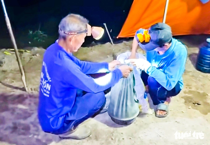 Chạy vỏ lãi băng đồng nước nổi, dân An Giang cắm câu dính cá lóc đồng bự, ú mềm thấy mê - Ảnh 9.