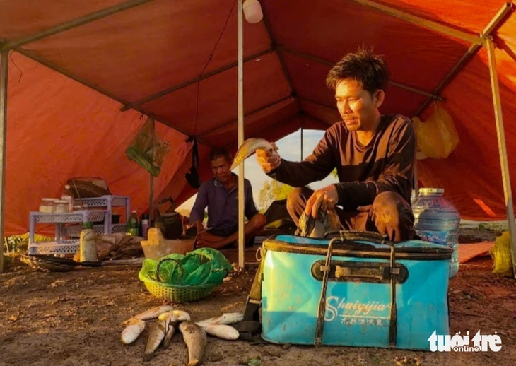 Chạy vỏ lãi băng đồng nước nổi, dân An Giang cắm câu dính cá lóc đồng bự, ú mềm thấy mê - Ảnh 10.