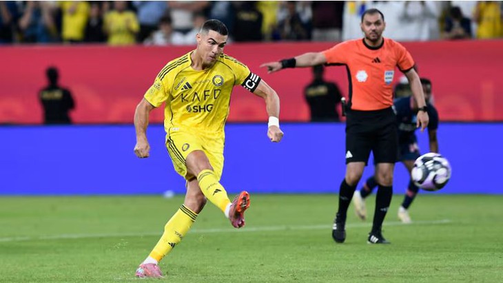 Tim Ronaldo 'loạn nhịp' khi thực hiện quả phạt đền trước Al Fayha - Ảnh 1.