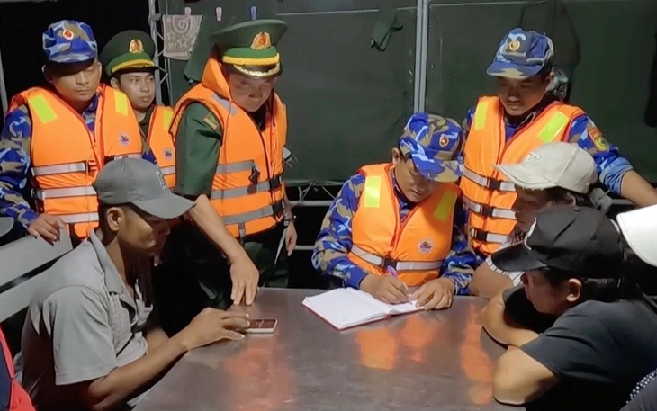 3 giờ ‘nghẹt thở’ cứu 8 ngư dân bị chìm tàu tại cửa biển Nhật Lệ - Ảnh 3.