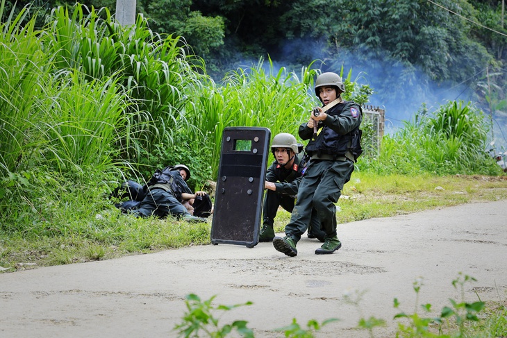 MONO tự tin đá văng lựu đạn trong Chiến sĩ quả cảm - Ảnh 1.