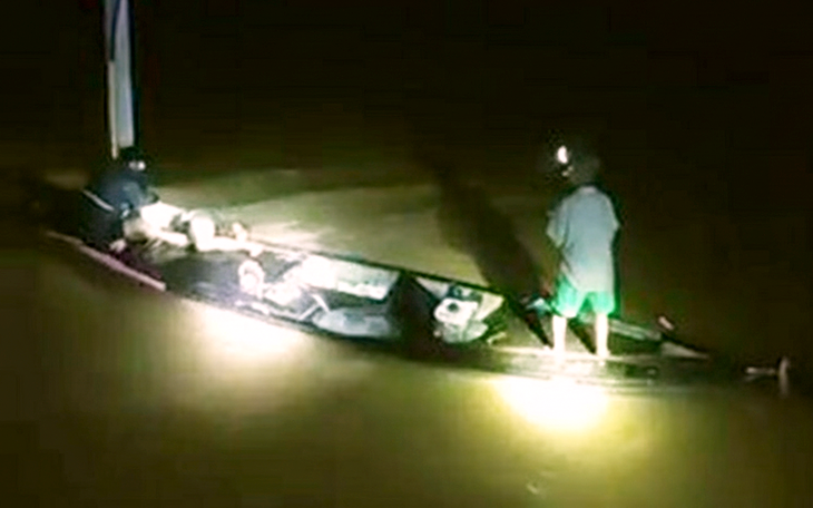 Người dân cứu một người chới với ở dòng sông Thu Bồn - Ảnh 4.