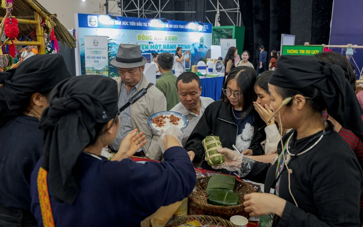 Đến Hội chợ Mùa thu ăn thắng cố, bún mắm miền Tây, bún bò Huế, hủ tiếu Mỹ Tho và một vòng Việt Nam - Ảnh 18.