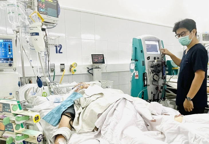 Liên tiếp ca rắn cắn nhập viện sau mưa lũ, đừng garo hay hút nọc - Ảnh 1.