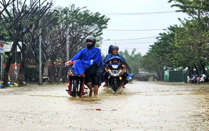 Huế lại mưa trắng trời, người dân đón trận lũ thứ 3 trong vòng 1 tuần - Ảnh 1.