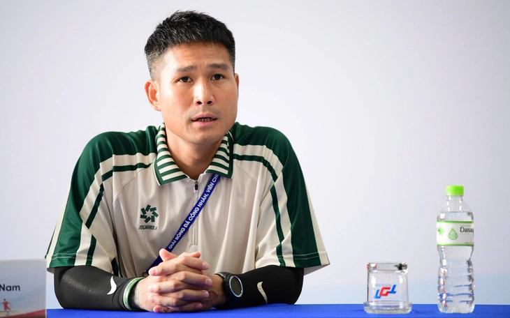 Trích tiền thưởng Giải bóng đá công nhân, viên chức ủng hộ đồng bào miền Trung  - Ảnh 2.