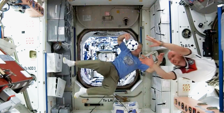 Phi hành gia chơi bóng đá cách Trái đất 400km - Ảnh 1.