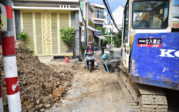 Đường ngàn tỉ Chu Văn An sắp thông xe, cột điện cũ vẫn chưa thể di dời - Ảnh 4.