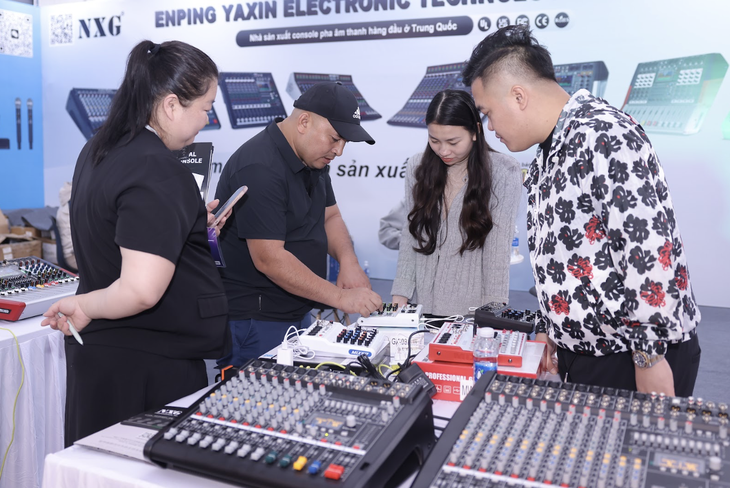 Người Hà Nội đội mưa đi xem triển lãm âm thanh, ánh sáng Plase Show 2025 - Ảnh 3. Plase Show - Ảnh 2.