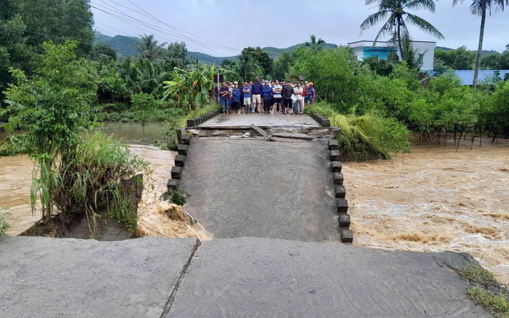 Lốc xoáy lúc rạng sáng làm hư hại nhiều nhà dân ở Quảng Ngãi - Ảnh 4.