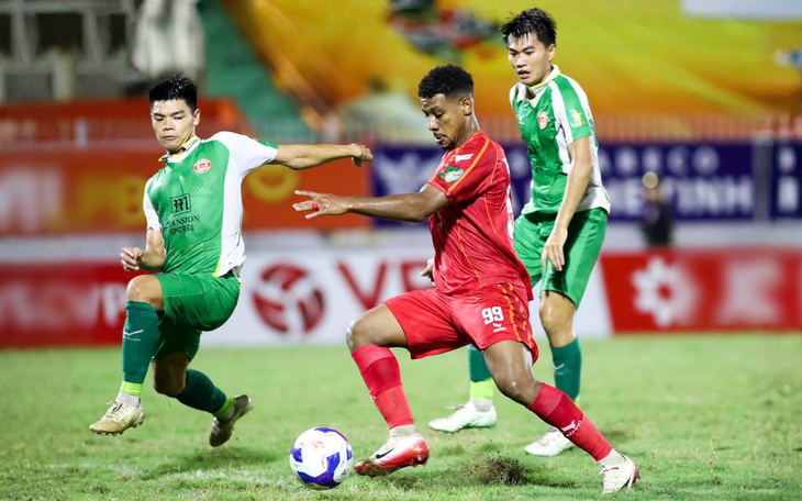 Tranh cãi nãy lửa, HLV CLB Quảng Ninh bị trọng tài đuổi - Ảnh 2.