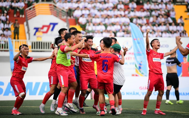 Nguyễn Anh Sơn giành danh hiệu Cầu thủ xuất sắc nhất Giải bóng đá công nhân, viên chức Việt Nam 2025 - Ảnh 8.