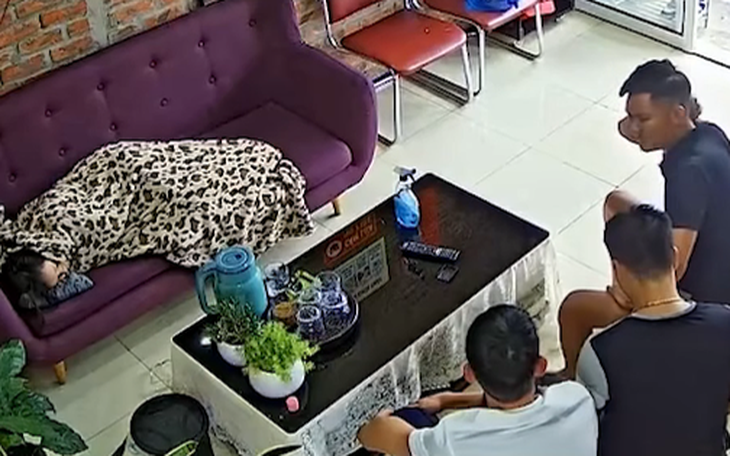 Nhân viên 'bá đạo' ngủ 5 tiếng trong giờ làm, ăn luôn kẹo của sếp - Ảnh 2.