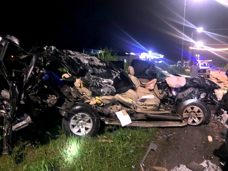 Tai nạn liên hoàn giữa 3 ô tô, một xe bẹp dúm, tài xế bị thương nặng - Ảnh 1.