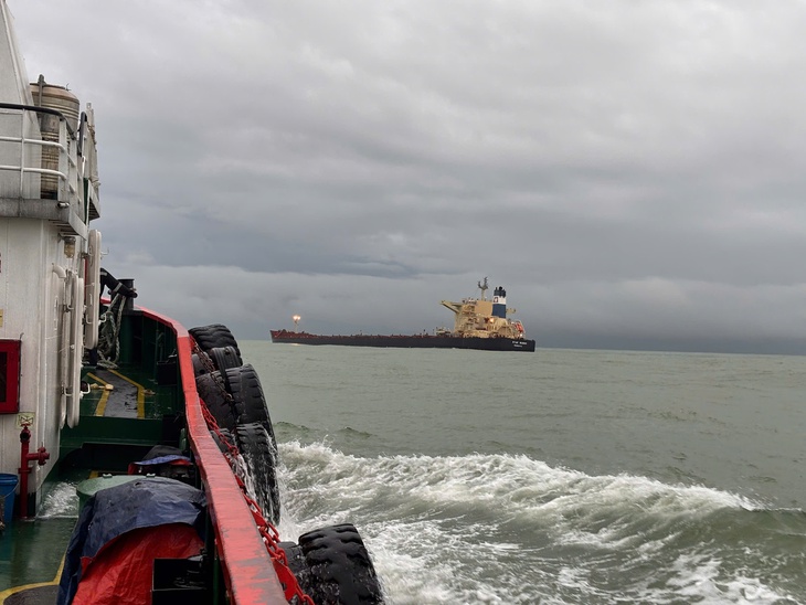 Tàu chở 175.000 tấn quặng sắt mắc cạn ở Dung Quất, nguy cơ chìm, tràn dầu - Ảnh 2.