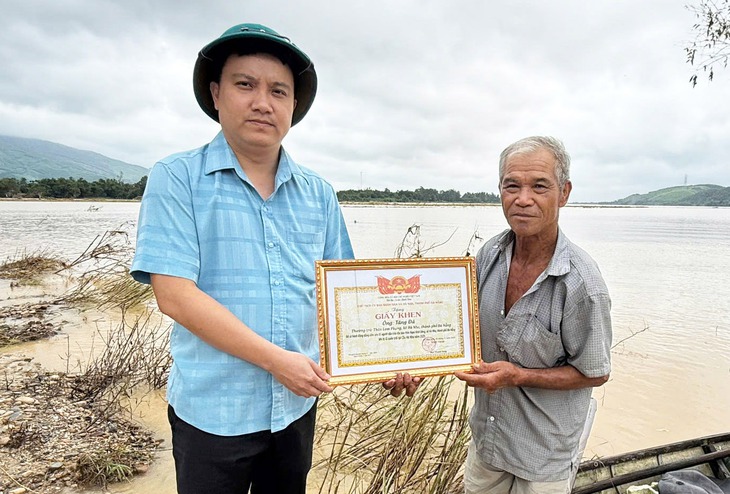 tặng giấy khen - Ảnh 1.