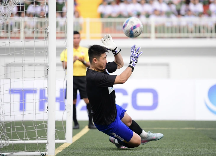 Thủ môn Nguyễn Mạnh Tiến: Người hùng trên chấm luân lưu của Sacombank - Ảnh 2.