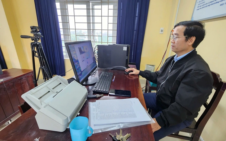 Học trò vùng lũ mừng thầy cô 20-11 bằng những món quà 'độc, lạ' - Ảnh 8.