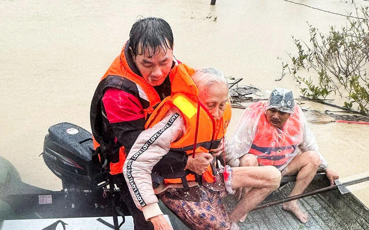 Hàng vạn nhà dân chìm trong lũ lịch sử hơn 30 năm - Ảnh 3.