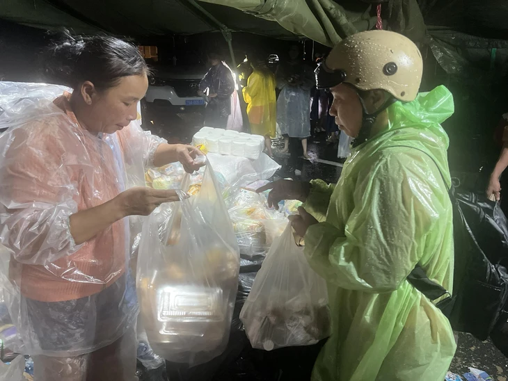 Phú Yên, Quy Nhơn lại mưa như trút, cứu hộ xuyên đêm cứu người trong lũ dữ - Ảnh 6.