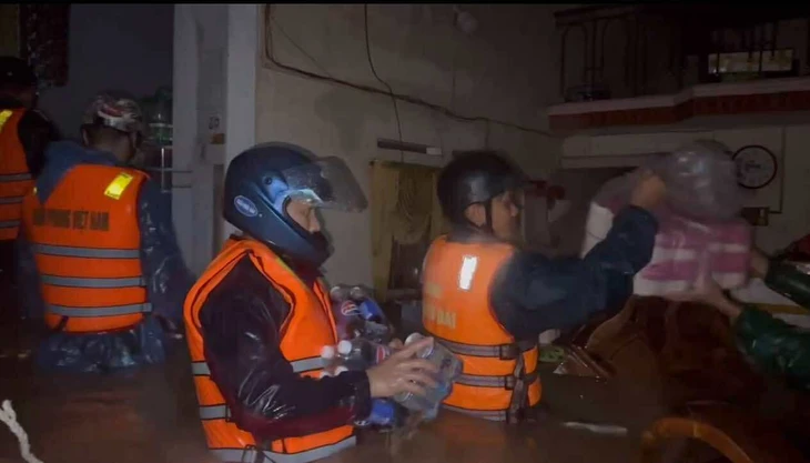 Phú Yên, Quy Nhơn lại mưa như trút, cứu hộ xuyên đêm cứu người trong lũ dữ - Ảnh 8.