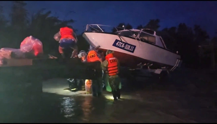 Lũ lụt miền Trung: ít nhất 50 người chết, mất tích; Tiếp tục cứu hộ trong đêm - Ảnh 1.