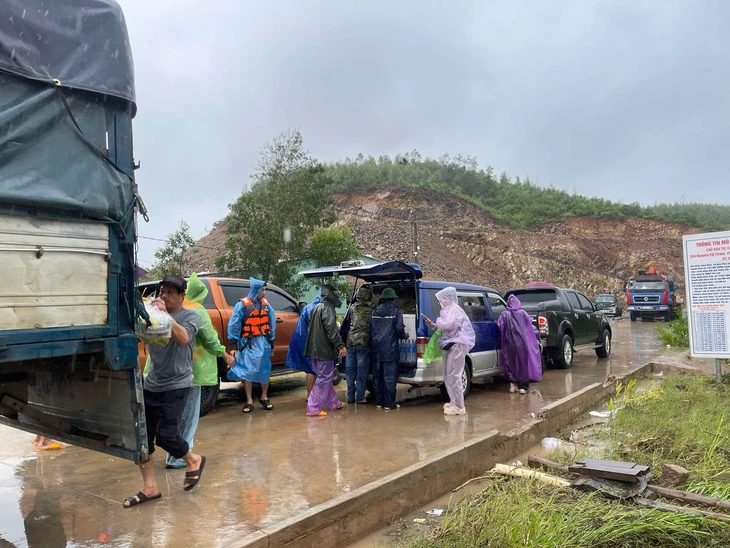 Miền Trung mưa như trút nước: Cứu người đàn ông cầm cự bằng nước suối hai ngày qua - Ảnh 7.