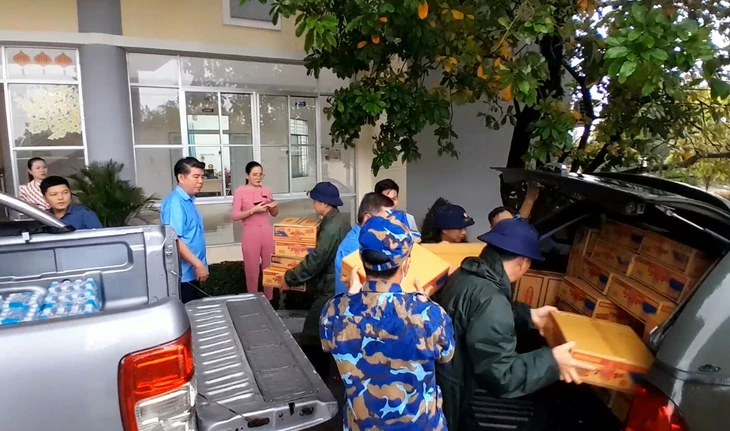 Lũ lụt miền Trung: ít nhất 50 người chết, mất tích; Tiếp tục cứu hộ trong đêm - Ảnh 4.