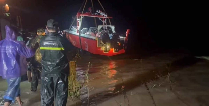 Phú Yên, Quy Nhơn lại mưa như trút, cứu hộ xuyên đêm cứu người trong lũ dữ - Ảnh 1.