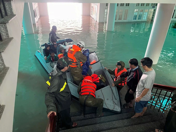 Phú Yên, Quy Nhơn lại mưa như trút, cứu hộ xuyên đêm cứu người trong lũ dữ - Ảnh 9.