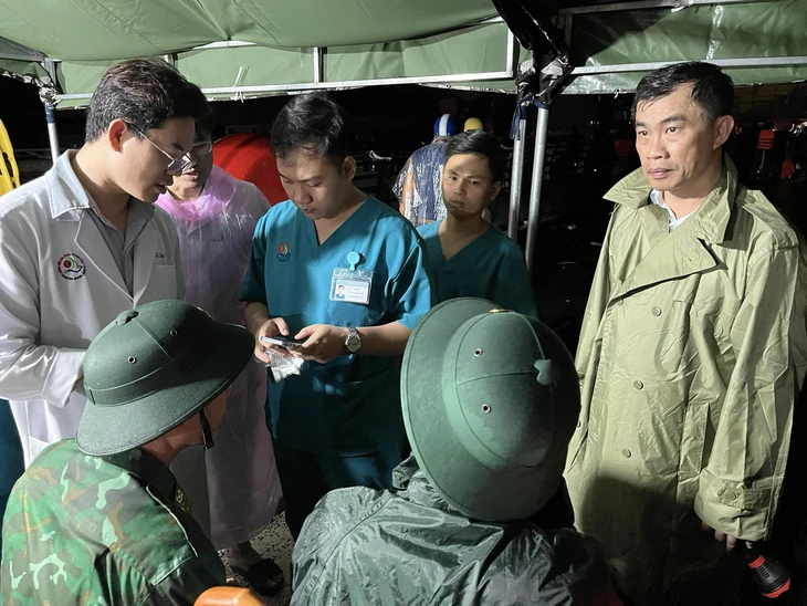 Phú Yên, Quy Nhơn lại mưa như trút, cứu hộ xuyên đêm cứu người trong lũ dữ - Ảnh 5.
