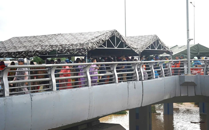 Lũ trên các sông lớn Khánh Hòa duy trì mức báo động, mưa lớn tiếp diễn - Ảnh 3.