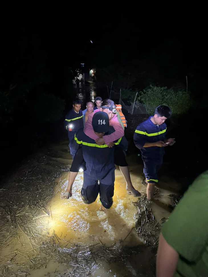 Phú Yên, Quy Nhơn lại mưa như trút, cứu hộ xuyên đêm cứu người trong lũ dữ - Ảnh 2.
