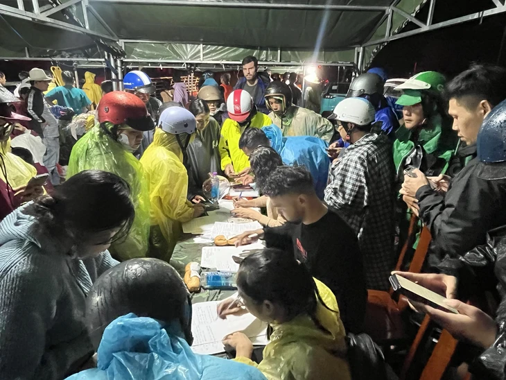 Phú Yên, Quy Nhơn lại mưa như trút, cứu hộ xuyên đêm cứu người trong lũ dữ - Ảnh 4.