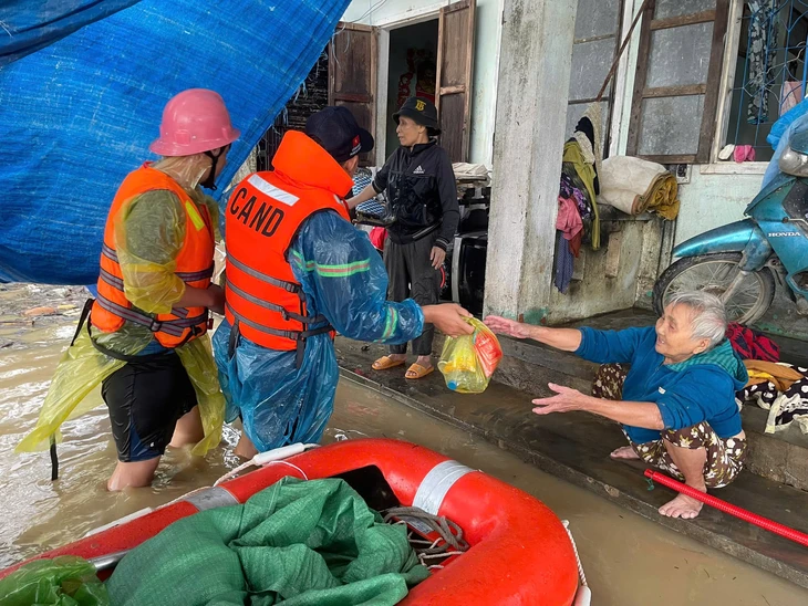 Lũ lụt miền Trung: ít nhất 50 người chết, mất tích; Tiếp tục cứu hộ trong đêm - Ảnh 5.