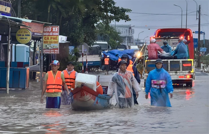 Lũ lụt miền Trung: ít nhất 50 người chết, mất tích; Tiếp tục cứu hộ trong đêm - Ảnh 7.