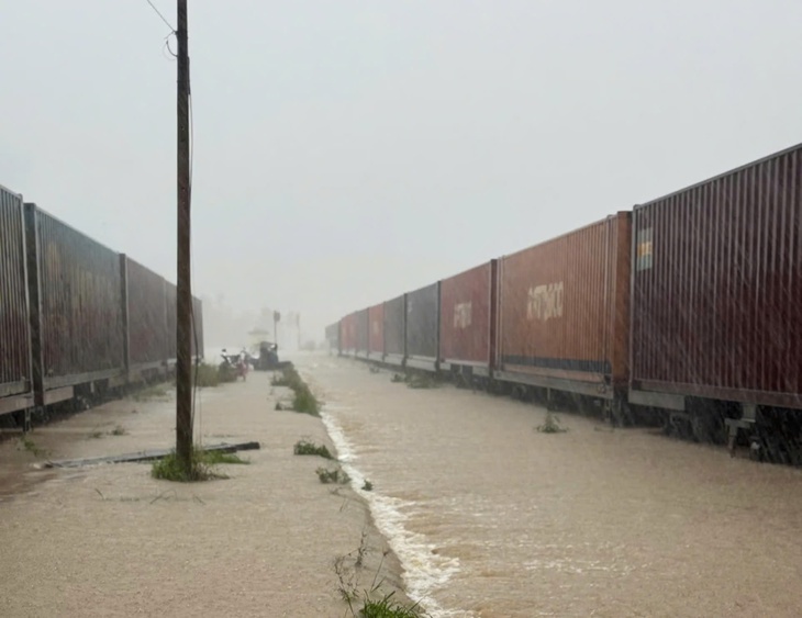 Đường sắt tạm ngừng chạy do mưa lũ, đổi trả vé online miễn phí thế nào? - Ảnh 1.