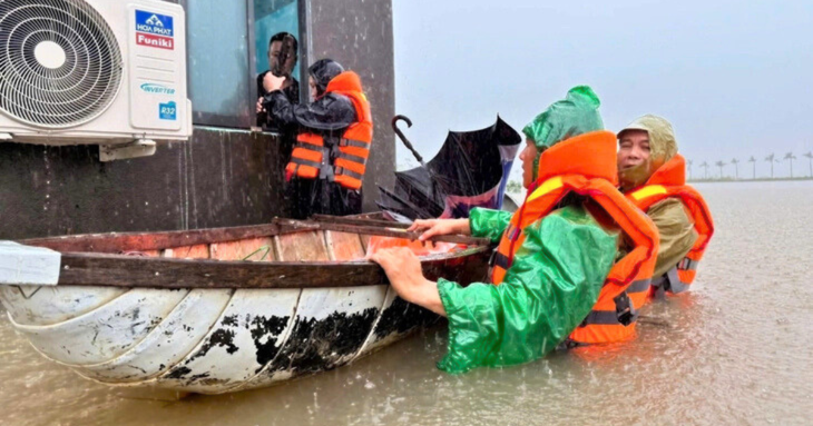 Thủ tướng: Không được để người dân trên nóc nhà kêu cứu mà không được cứu giúp kịp thời - Ảnh 1.