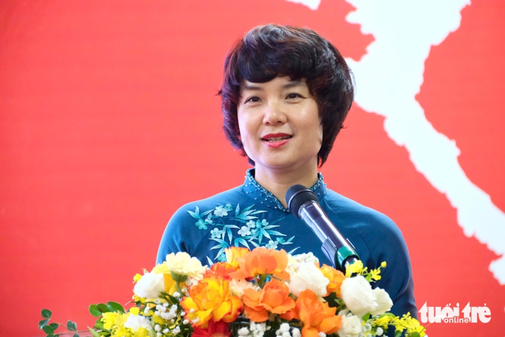 Ban giám hiệu hát 'Người gieo mầm xanh' cùng sinh viên trong Ngày Nhà giáo Việt Nam - Ảnh 1.