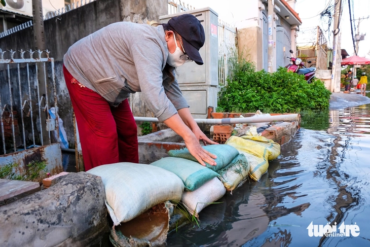 Mây dông phát triển gây mưa tại TP.HCM, thêm triều cường cũng ở mức cao - Ảnh 1.
