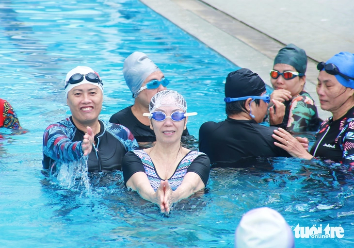 U70, U80 hào hứng học bơi miễn phí ở TP.HCM - Ảnh 1.