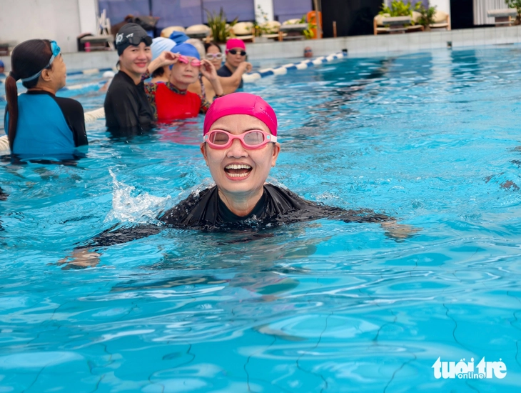 U70, U80 hào hứng học bơi miễn phí ở TP.HCM - Ảnh 5.