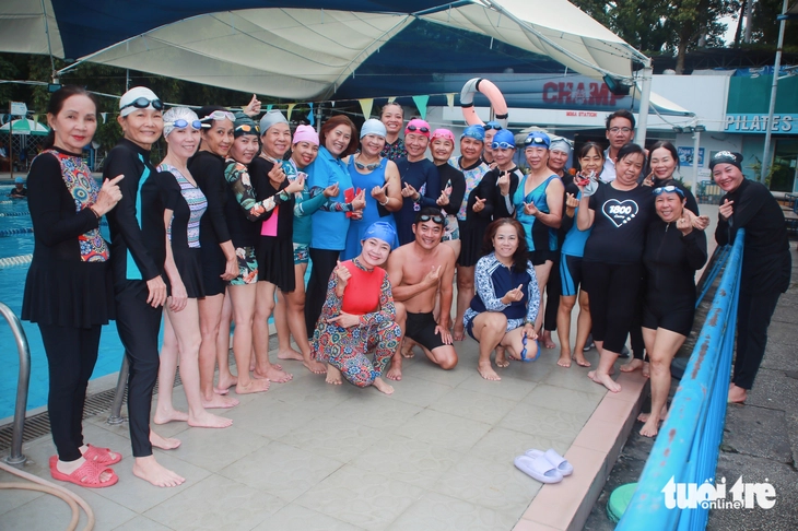 U70, U80 hào hứng học bơi miễn phí ở TP.HCM - Ảnh 7.