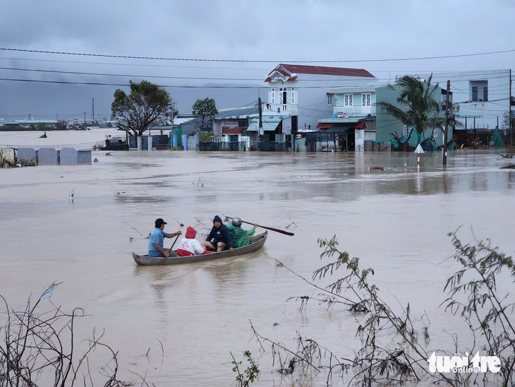 Lũ lụt miền Trung: ít nhất 50 người chết, mất tích - Ảnh 4. Lũ lụt miền Trung: ít nhất 50 người chết, mất tích - Ảnh 5.