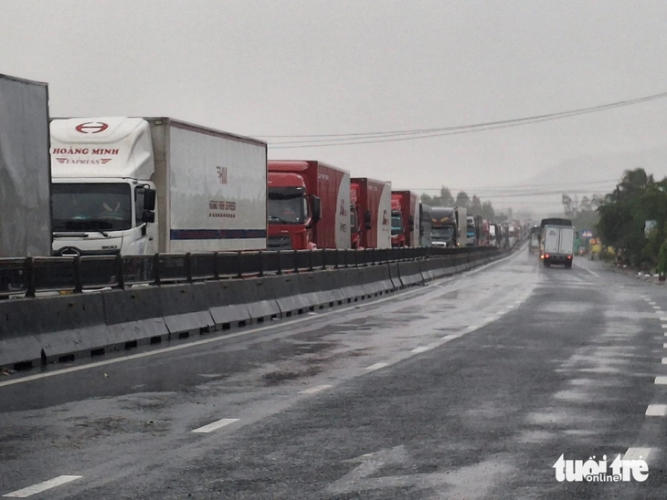 Lũ lụt miền Trung: ít nhất 50 người chết, mất tích - Ảnh 2.