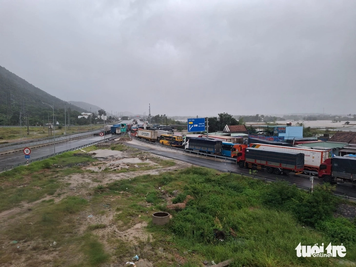 Lũ lụt miền Trung: ít nhất 50 người chết, mất tích - Ảnh 4.