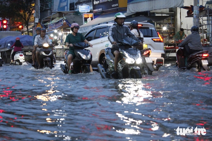 Người dân TP.HCM 'ướt nhẹp' giờ tan tầm dù trời không mưa - Ảnh 1.