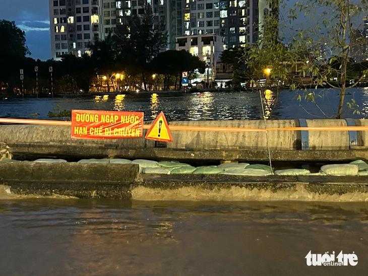 Người dân TP.HCM 'ướt nhẹp' giờ tan tầm dù trời không mưa - Ảnh 5.