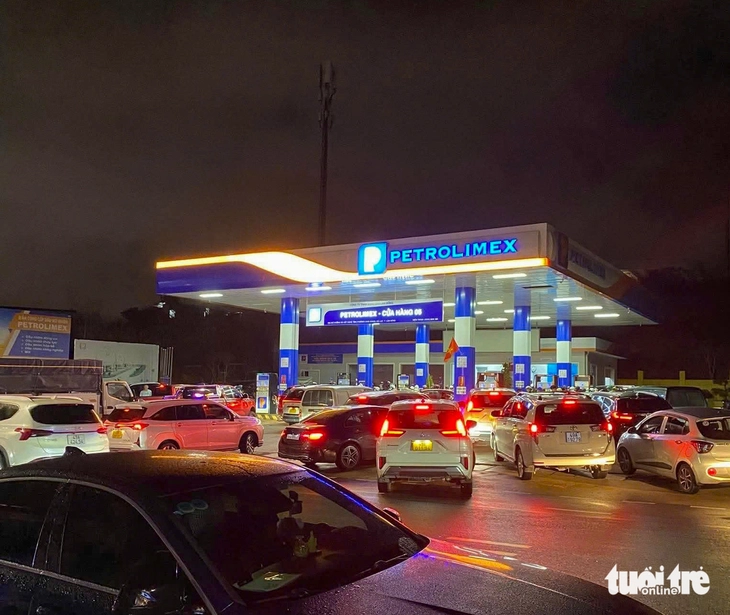 Dân Đà Lạt đổ xô mua xăng vì sợ nguồn cung thiếu hụt do đường sá - Ảnh 2.